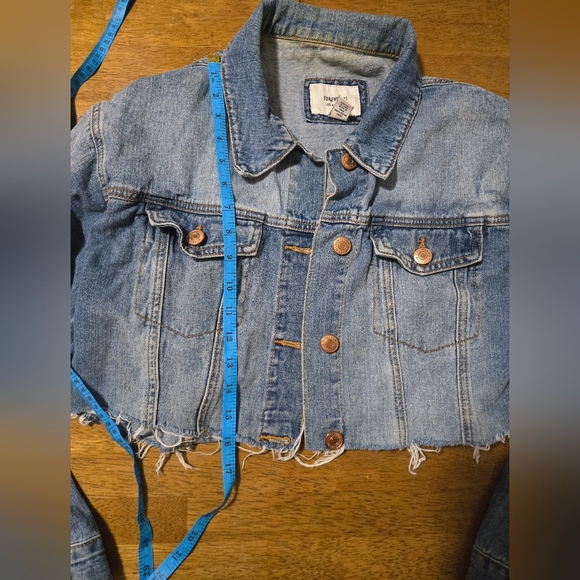Forever 21 Jacket Womens Medium Blue Denim Crop Distressed Raw Frayed Hem - Picture 4 of 5